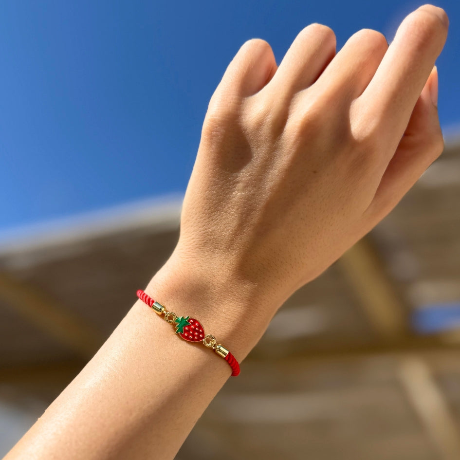 bracelet fraise charmant en cordon rouge ajustable et élégant