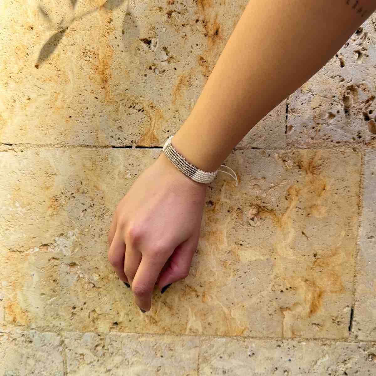 Bracelet macramé blanc et doré fait main pour un style unique