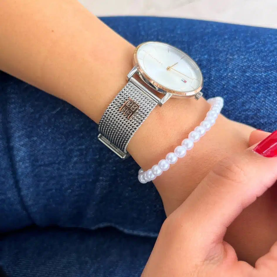 Bracelet perles blanches unisexe fait main — angle supp. Produit artisanal.