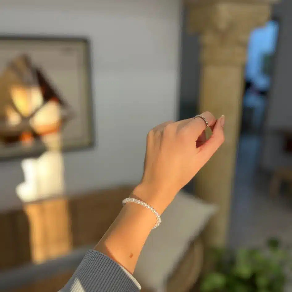 Bracelet perles blanches unisexe fait main — angle supp. Produit artisanal.