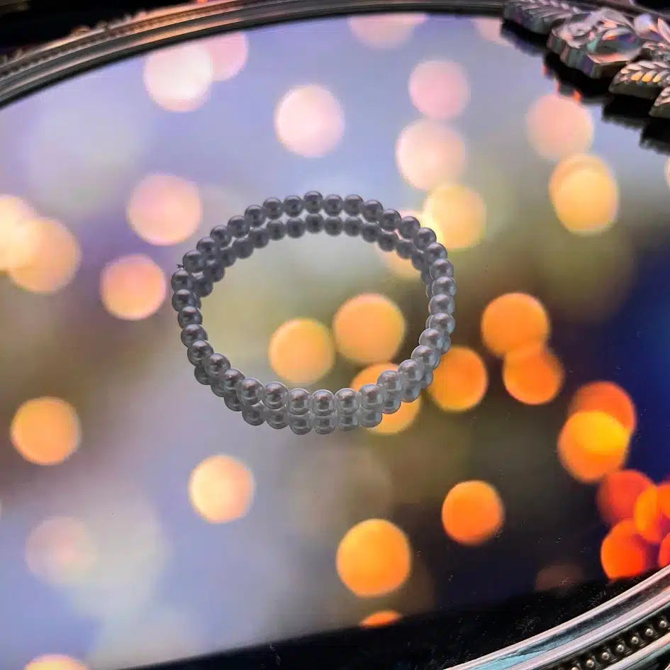 Bracelet perles blanches unisexe fait main — angle supp. Produit artisanal.