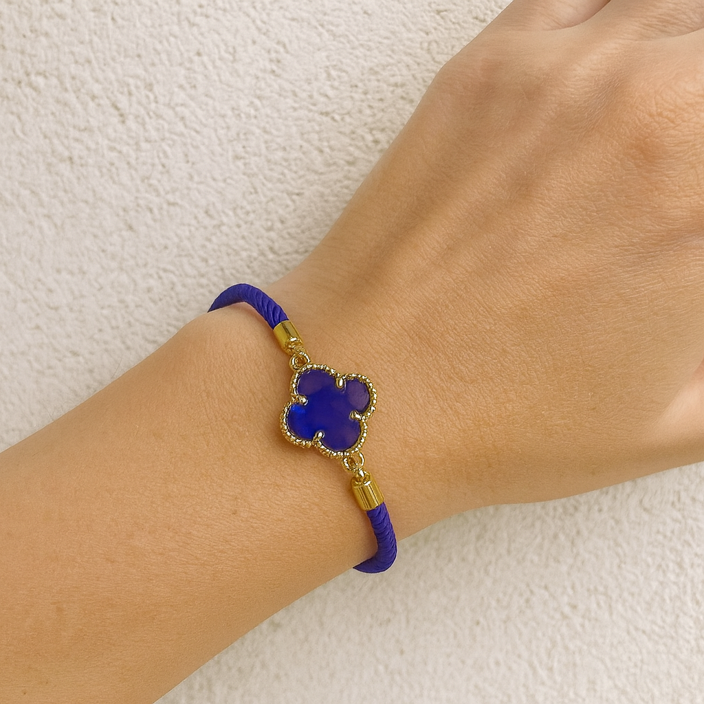 Bracelet en cordon bleu avec trèfle assorti