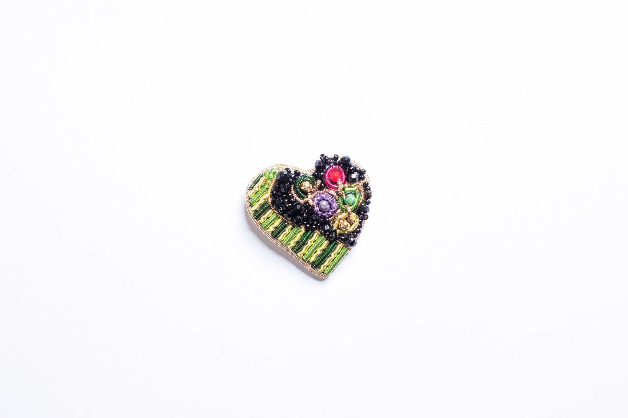 Broche cœur brodée à la main : l'élégance au quotidien