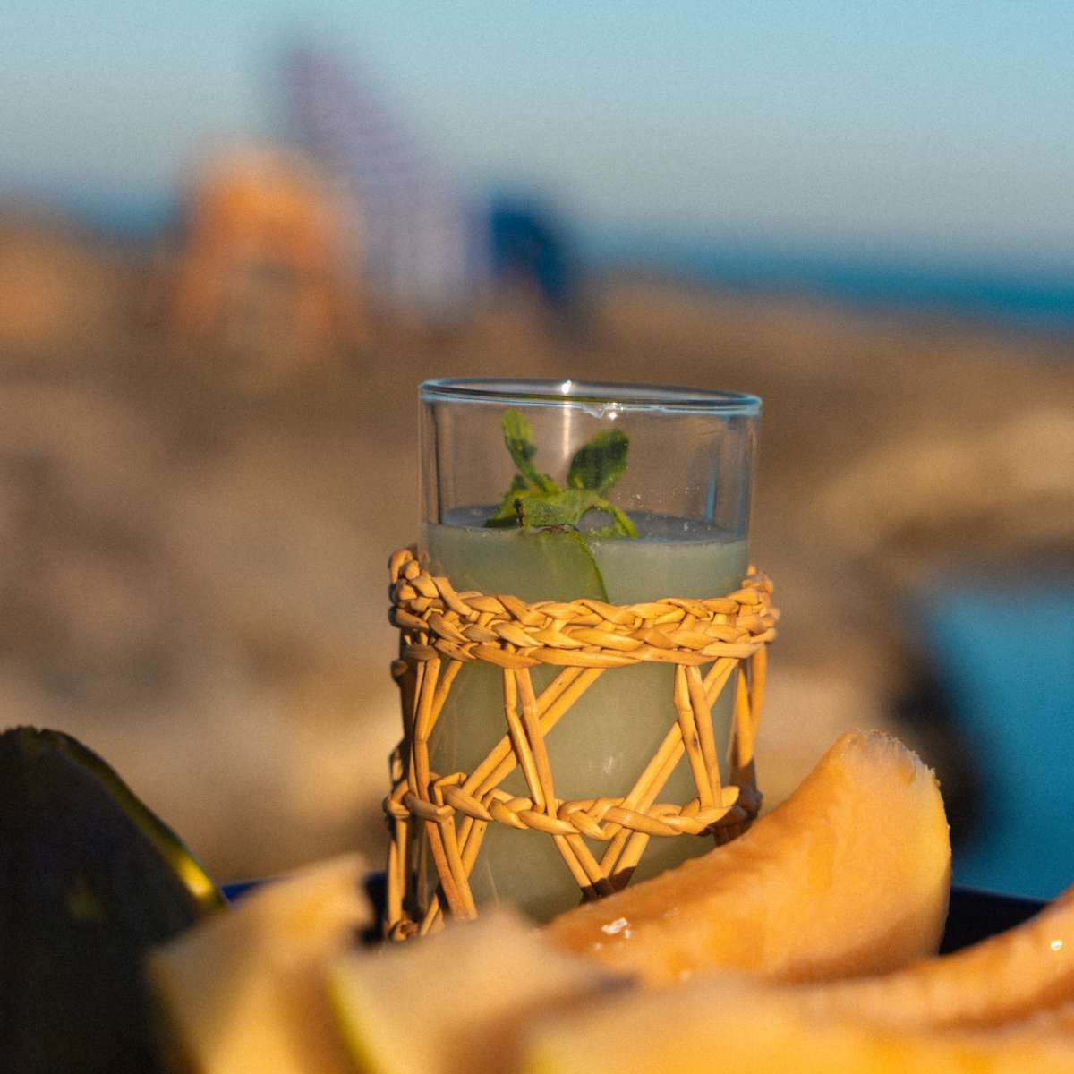 Verre avec porte-verre smar tressé