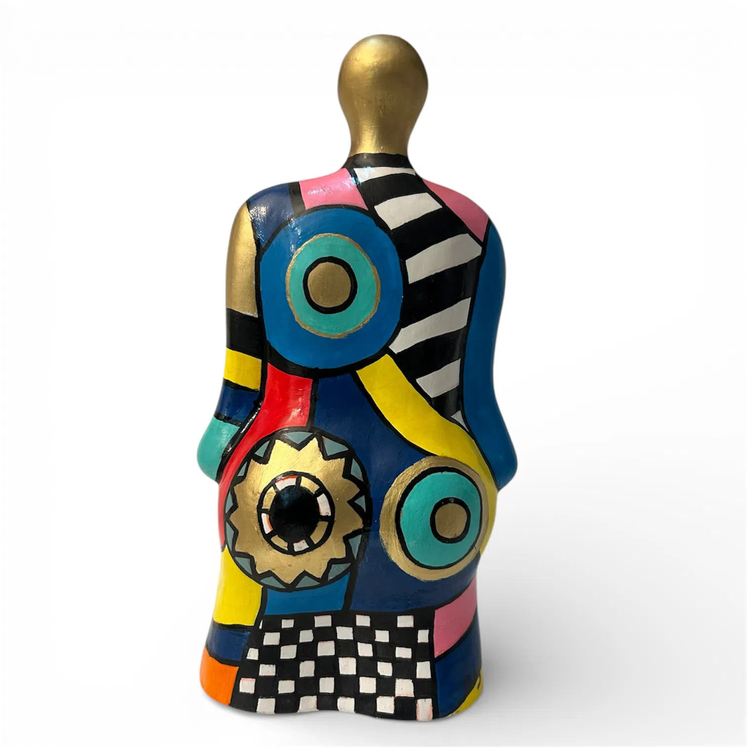 Sculpture colorée avec tête dorée en hommage à Niki de Saint Phalle