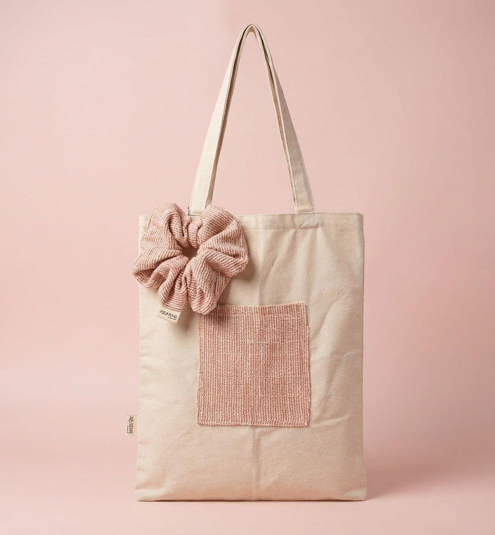 Totebag rose original en tissu 100% naturel accompagné d'un porte-clés scrunchie