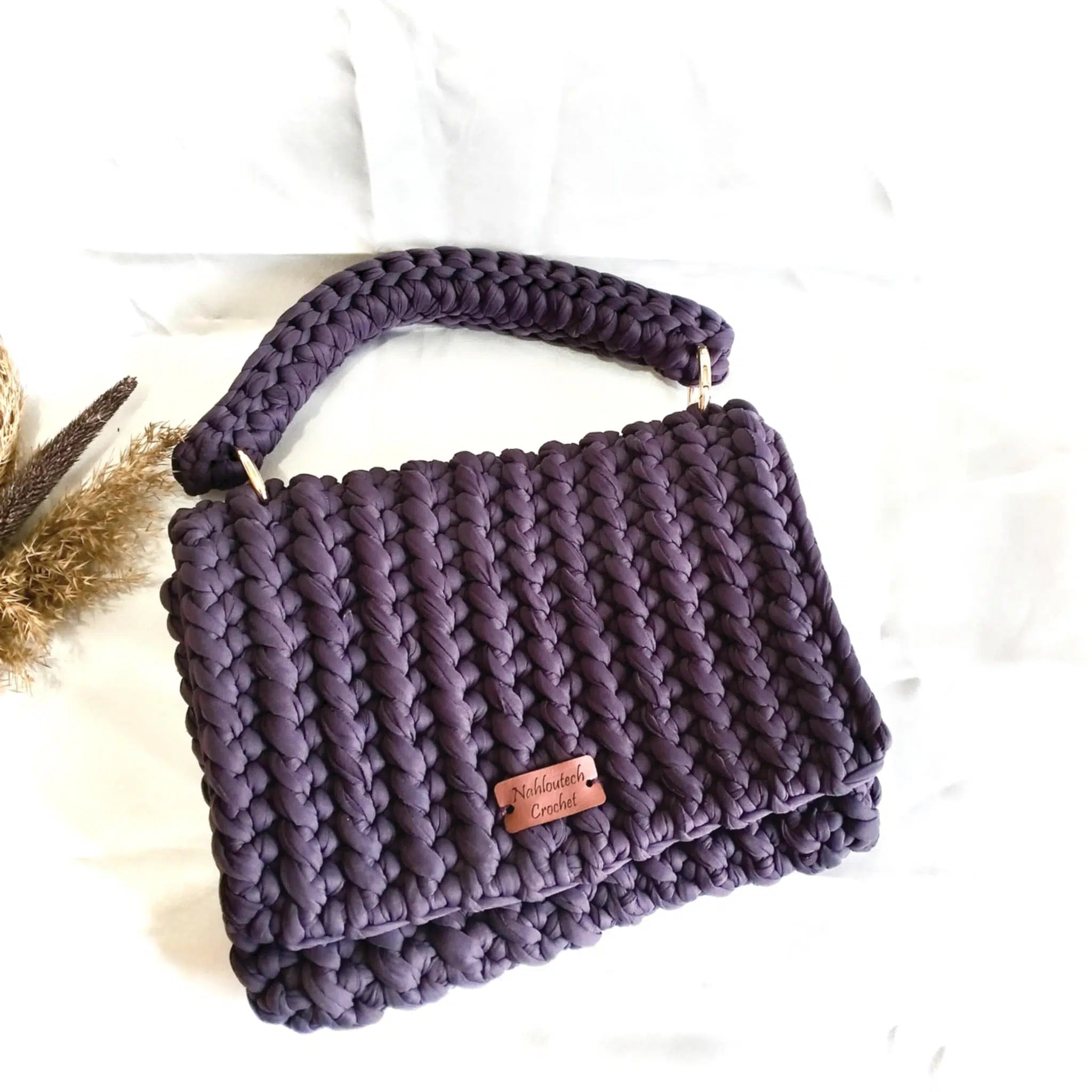 Sac à main DIY mauve foncé en crochet fil t-shirt