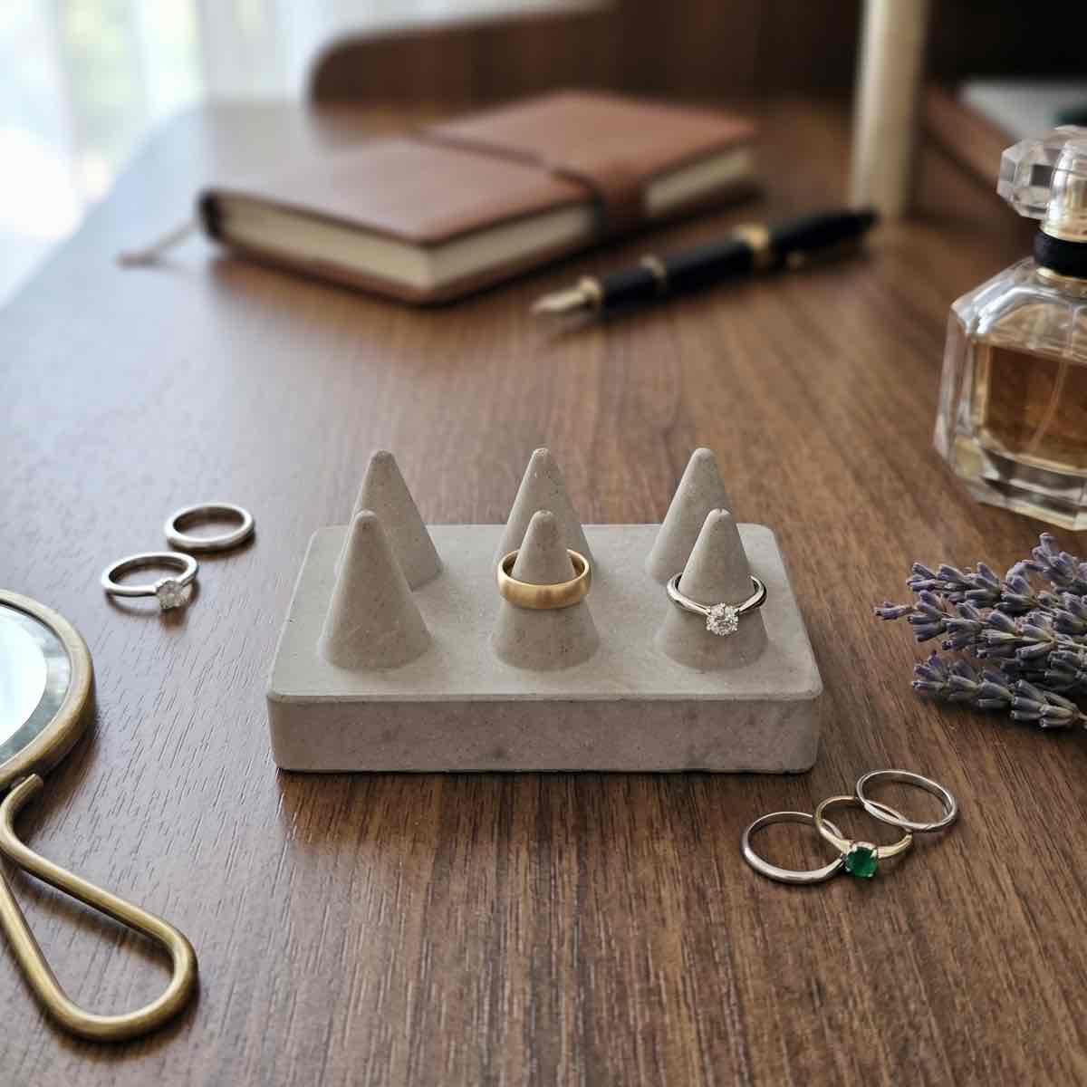 Porte-bijoux grège