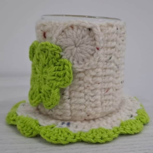 Mug cosy en crochet couleur vert pistache et blanc cassé avec sous tasse