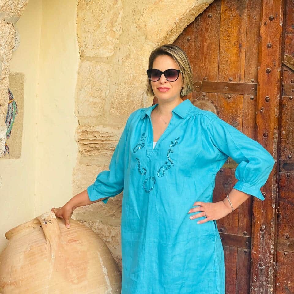 Blouza djerbienne en lin bleu turquoise brodée à la main