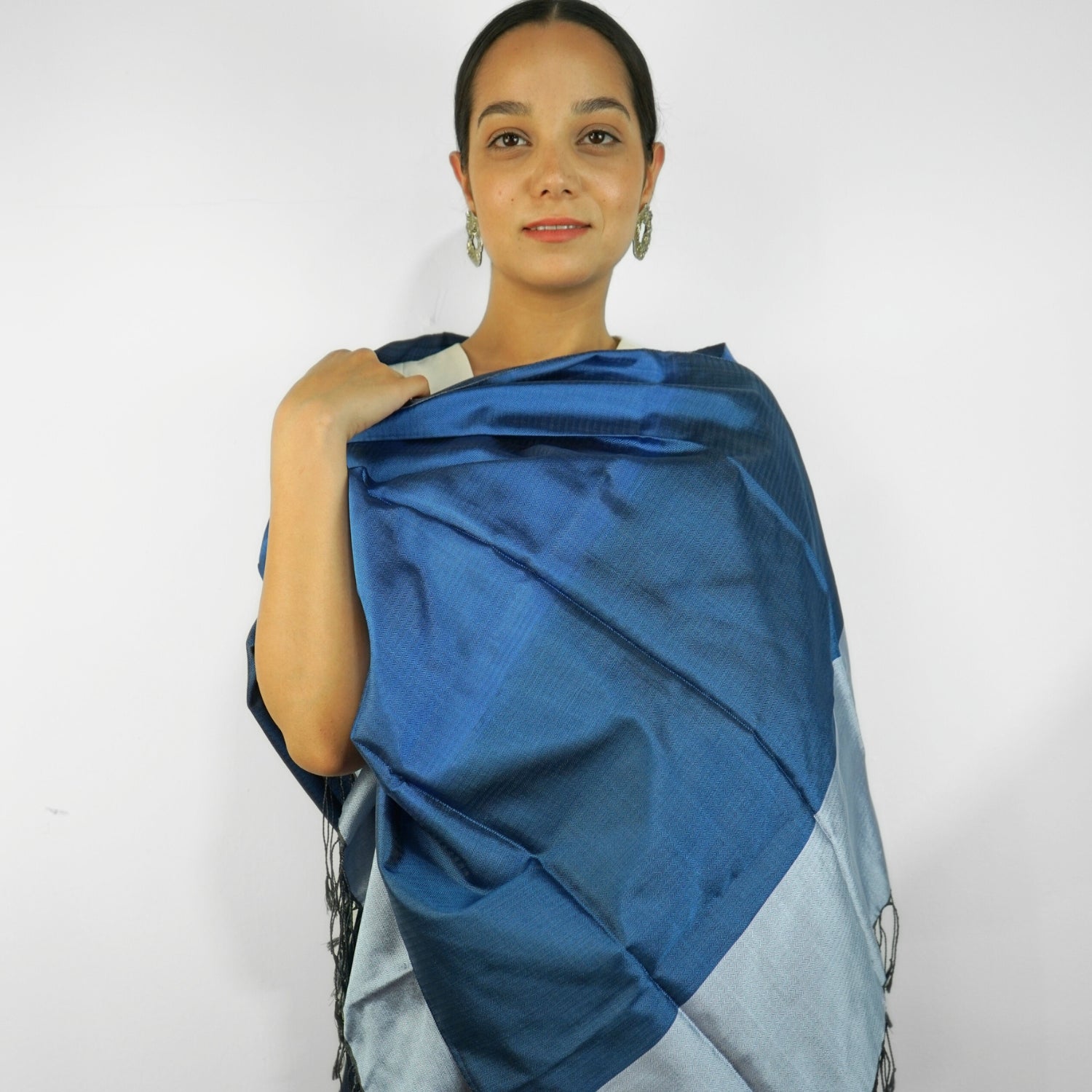 Écharpe bleue en soie
