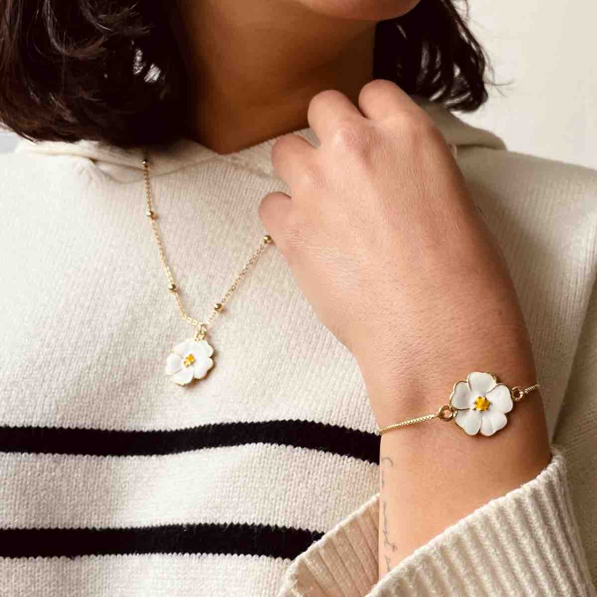 collier fleur blanche et bracelet ajustable doré