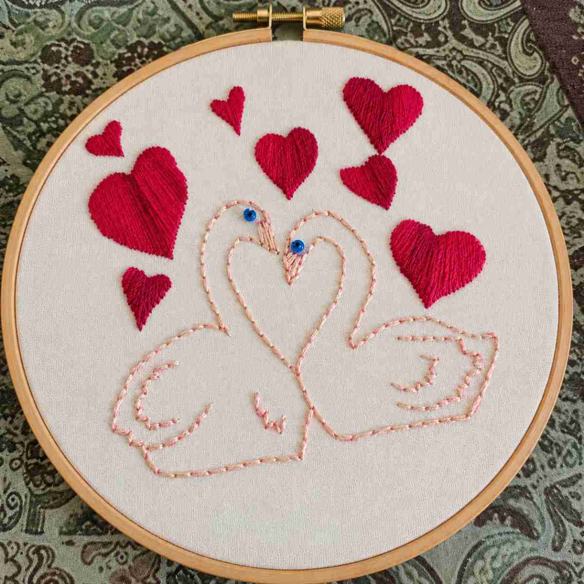 tableau brodé cygnes et cœurs création artisanale unique 20x20