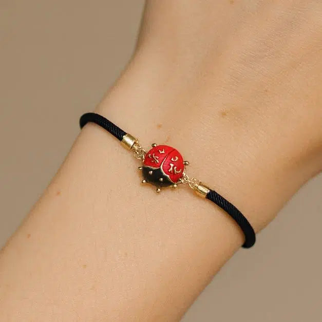 Bracelet en cordon et coccinelle