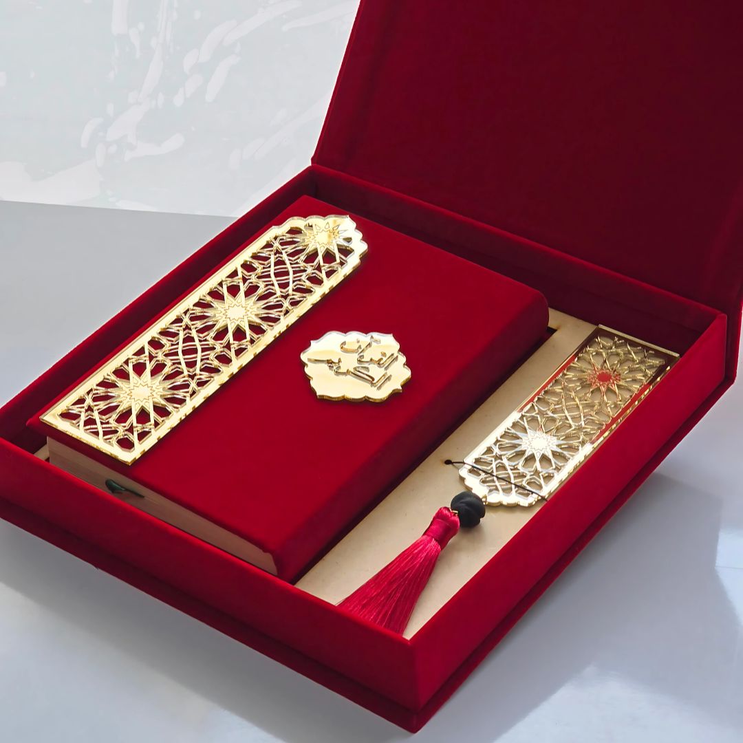 Coffret coran en velours avec marque-page doré (26x26 cm)