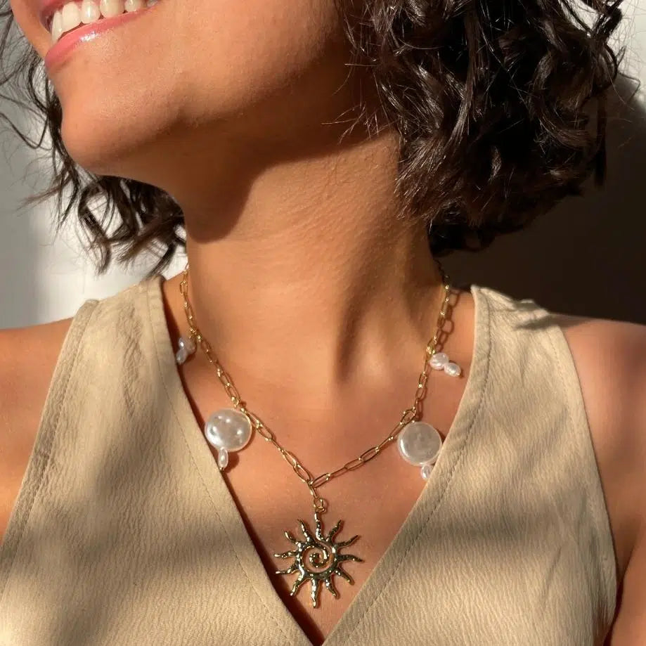 Collier artisanal soleil doré et perles en nacre blanche