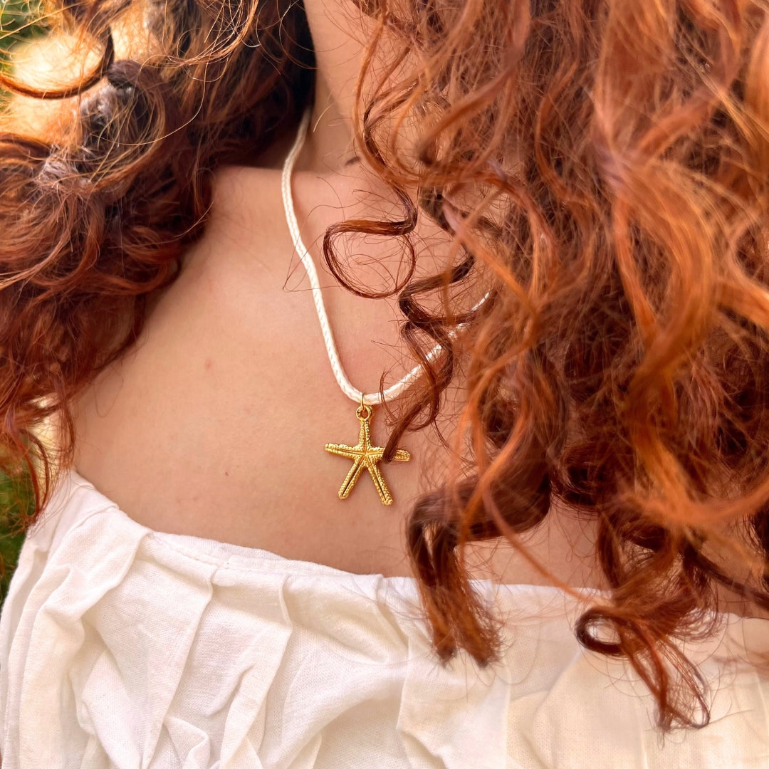 Collier bohème étoile de mer dorée avec cordo — angle supp. Produit artisanal.