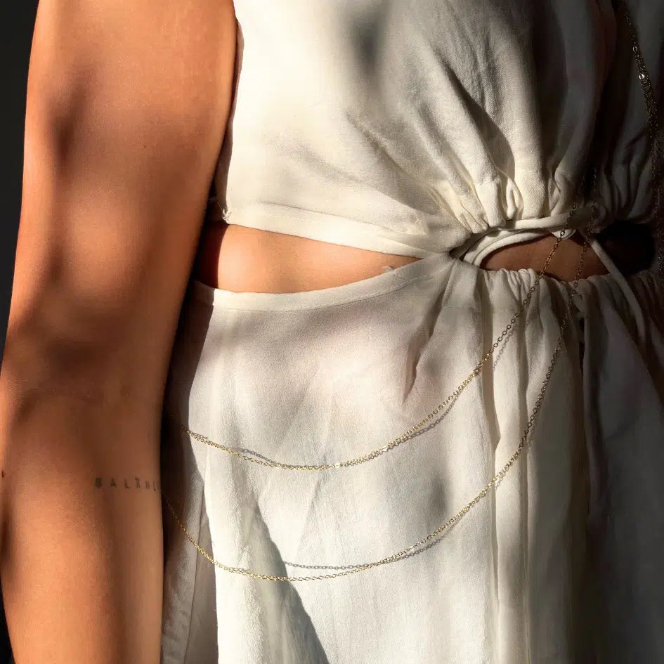 Collier chaîne fine dorée bijou de corps fait main avec perles décoratives