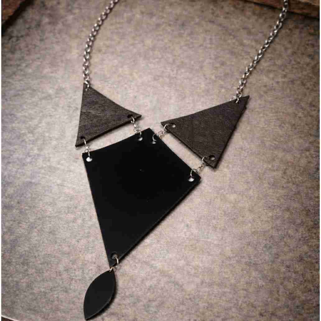 Collier cuir noir élégant pour un style unique