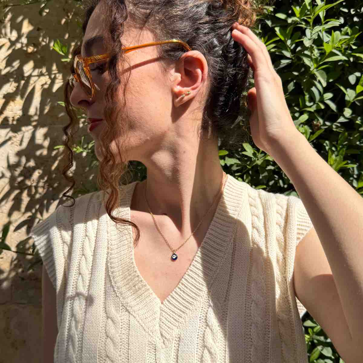 Collier doré aiyn l'élégance irrésistible à porter