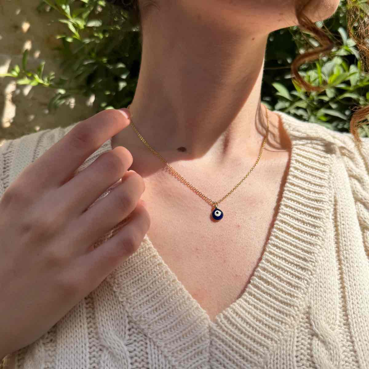 Collier doré aiyn l'élégance irrésistible à porter