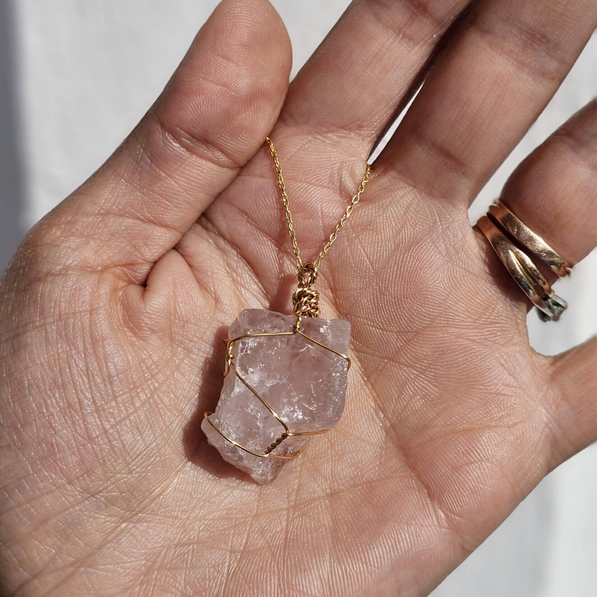 Collier en argent 925 plaqué or avec pendentif en quartz rose brut (50 cm)