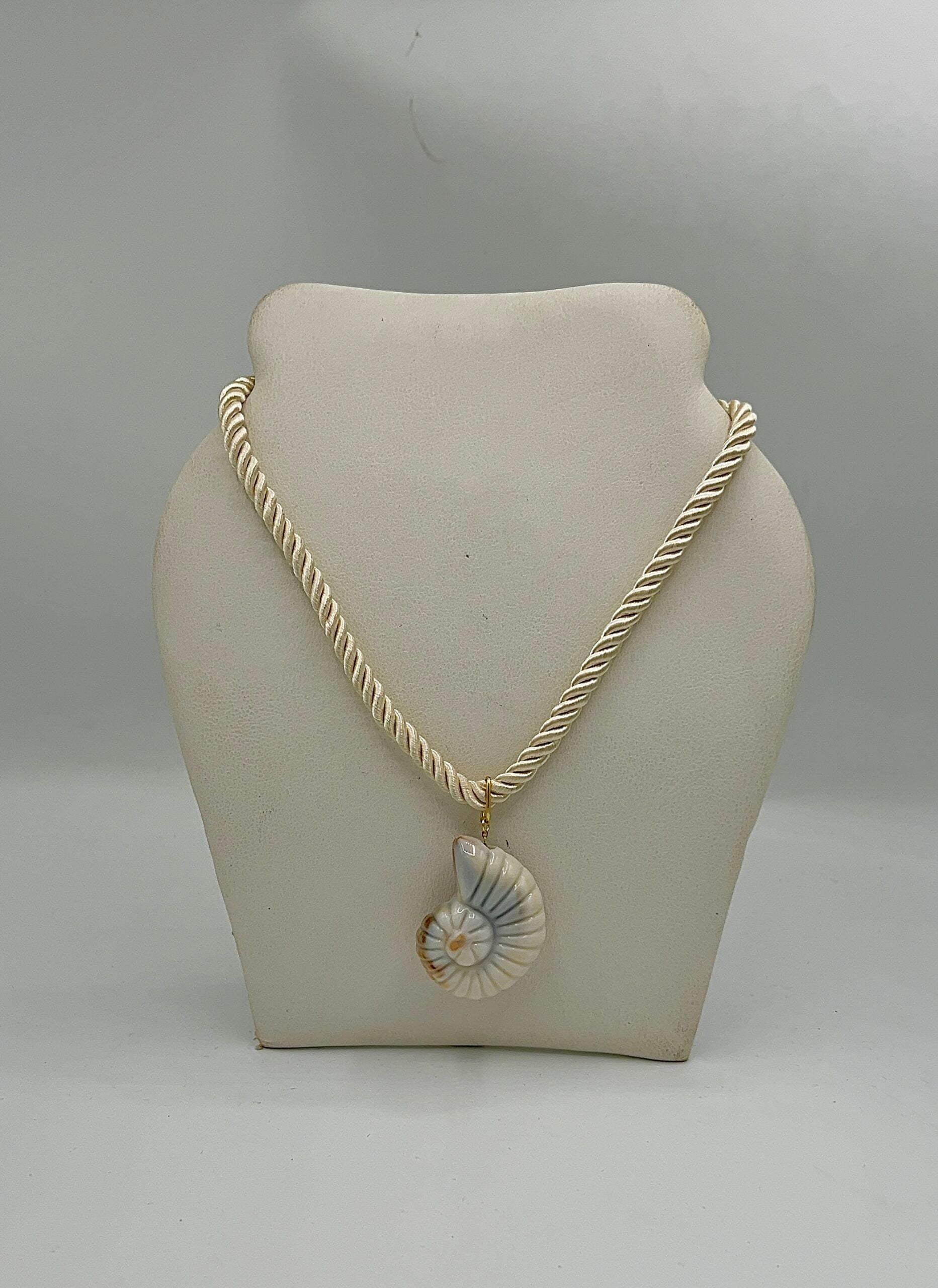 Collier en cordon satiné torsadé — vue 3. Artisanat Tunisie.