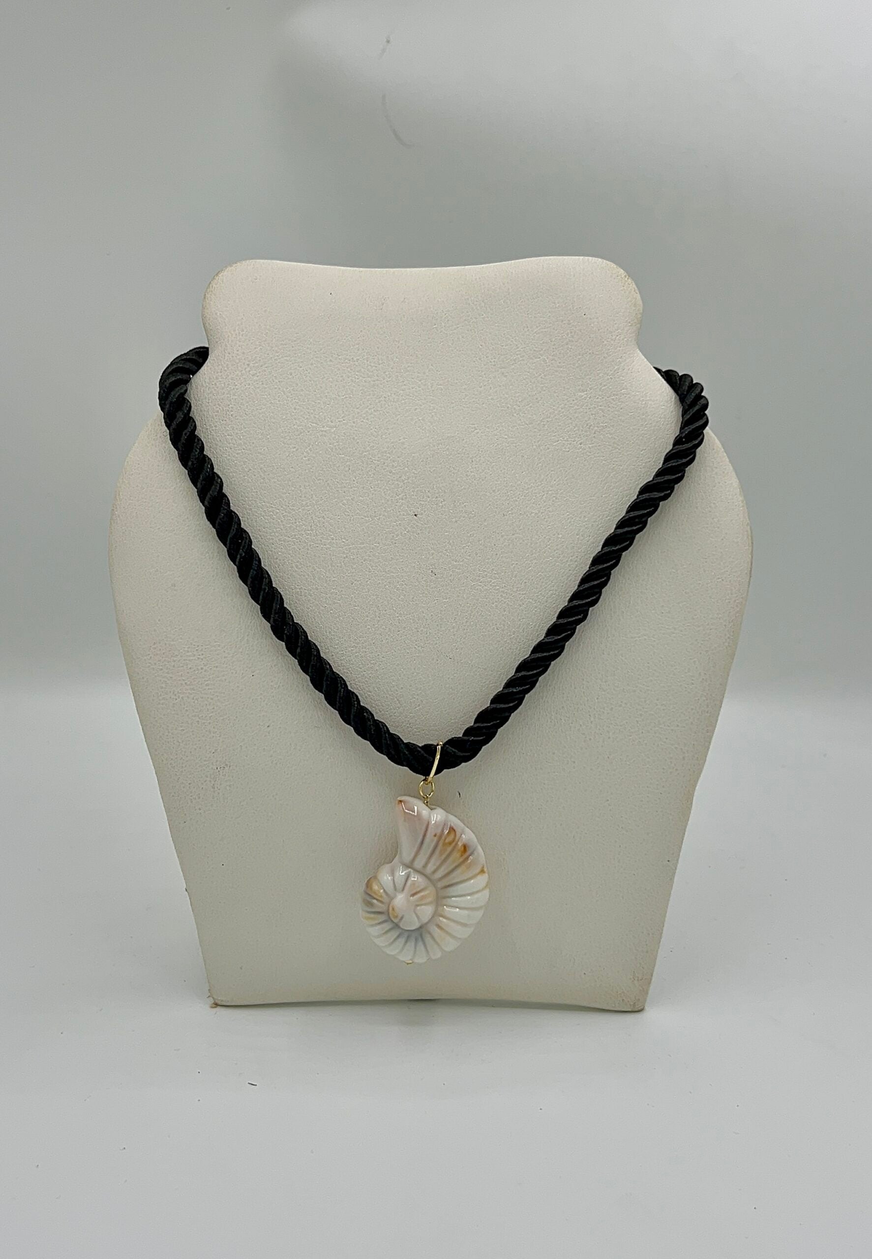 Collier en cordon satiné torsadé — vue 4. Artisanat Tunisie.