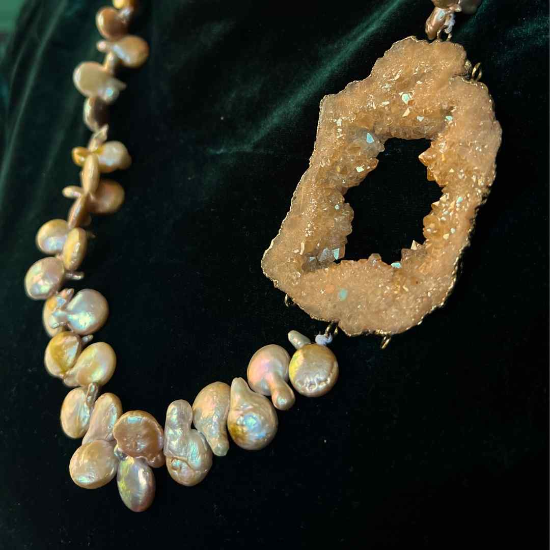 Collier en Perles Changeantes Colorées avec Broche pour Femme - Bijou Tendance - artisanat Tunisien fait main | ILEYCOM