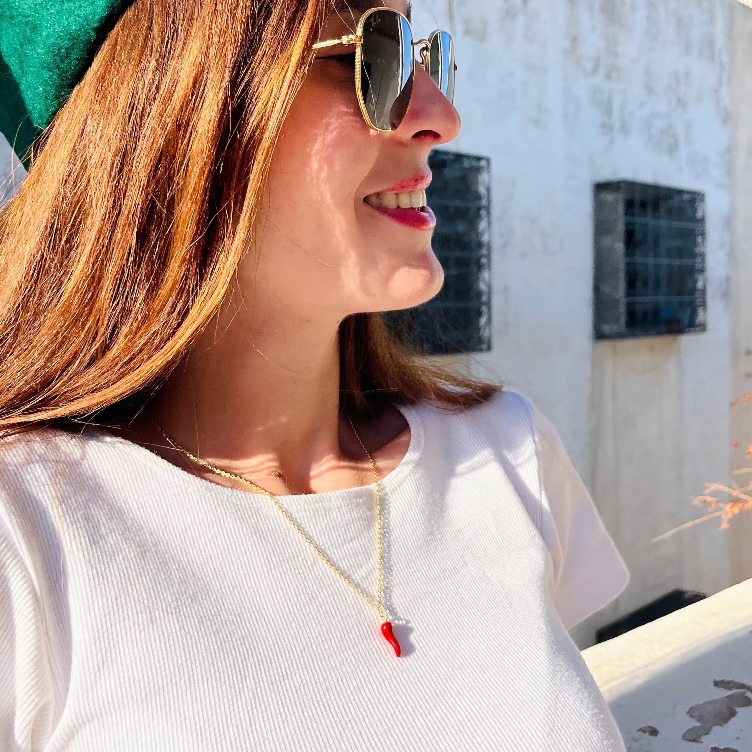 Collier felfel piment rouge — vue détaillée. Artisanat tunisien.