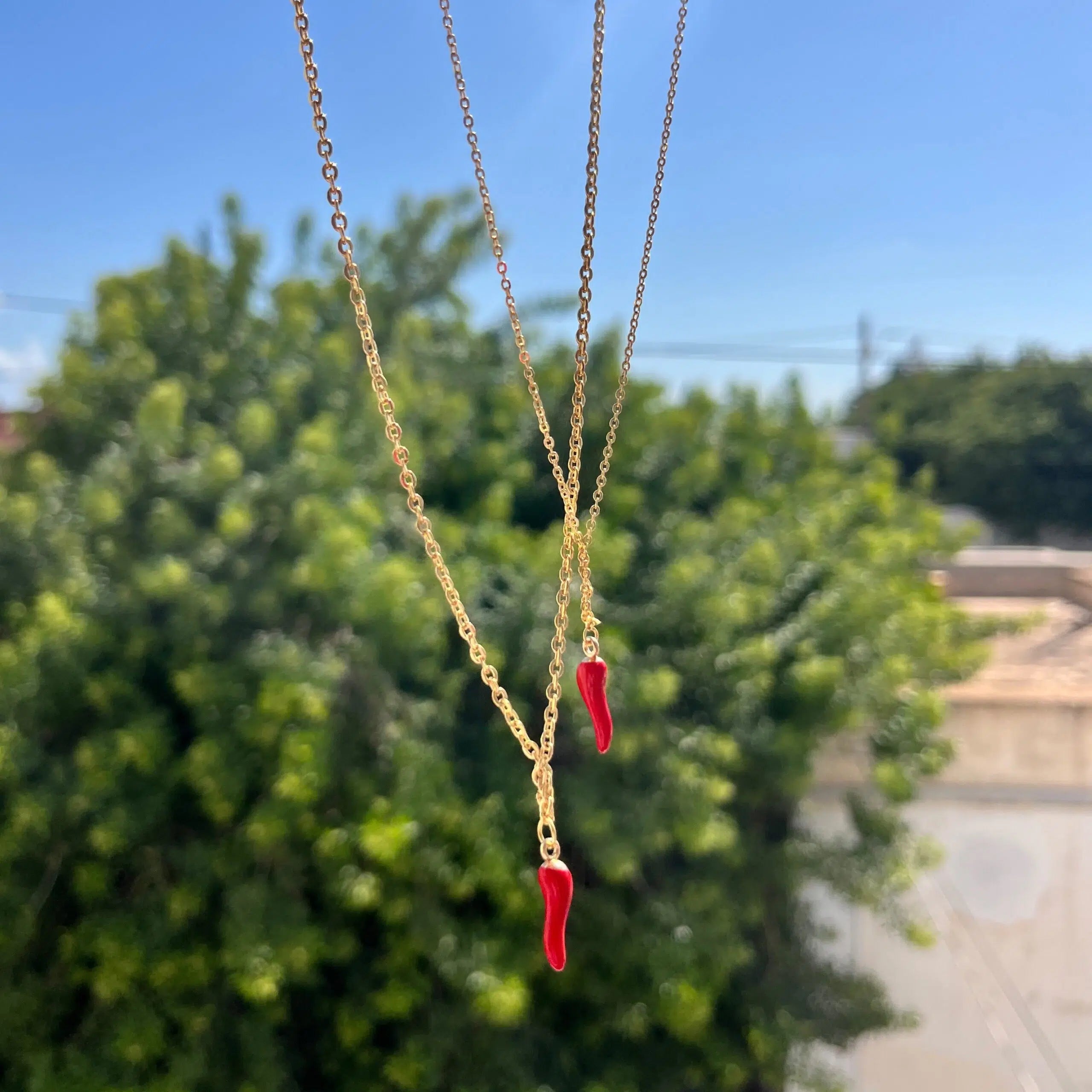 Bijou artisanal Tunisie — collier felfel piment rouge. Fait main par des artisans.