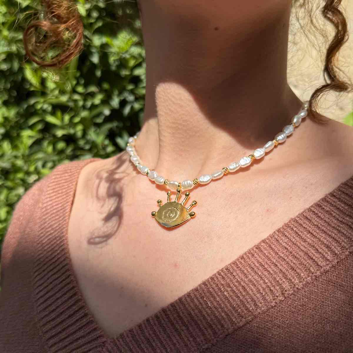 Collier œil en laiton et perle pour un style irrésistible