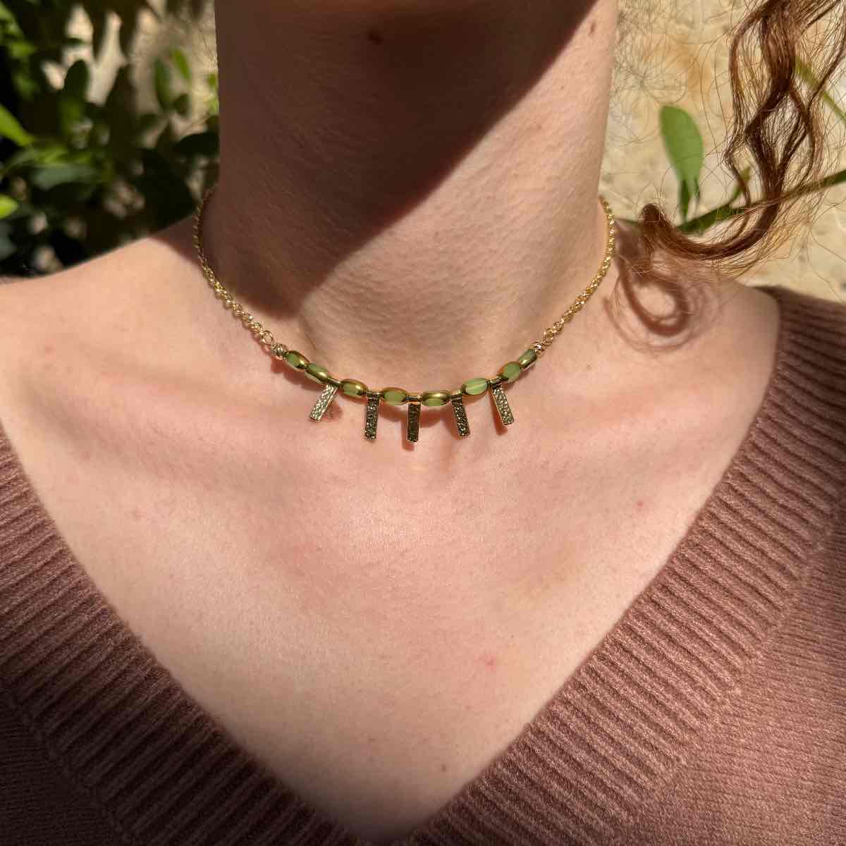 Collier laiton doré avec cristaux verts