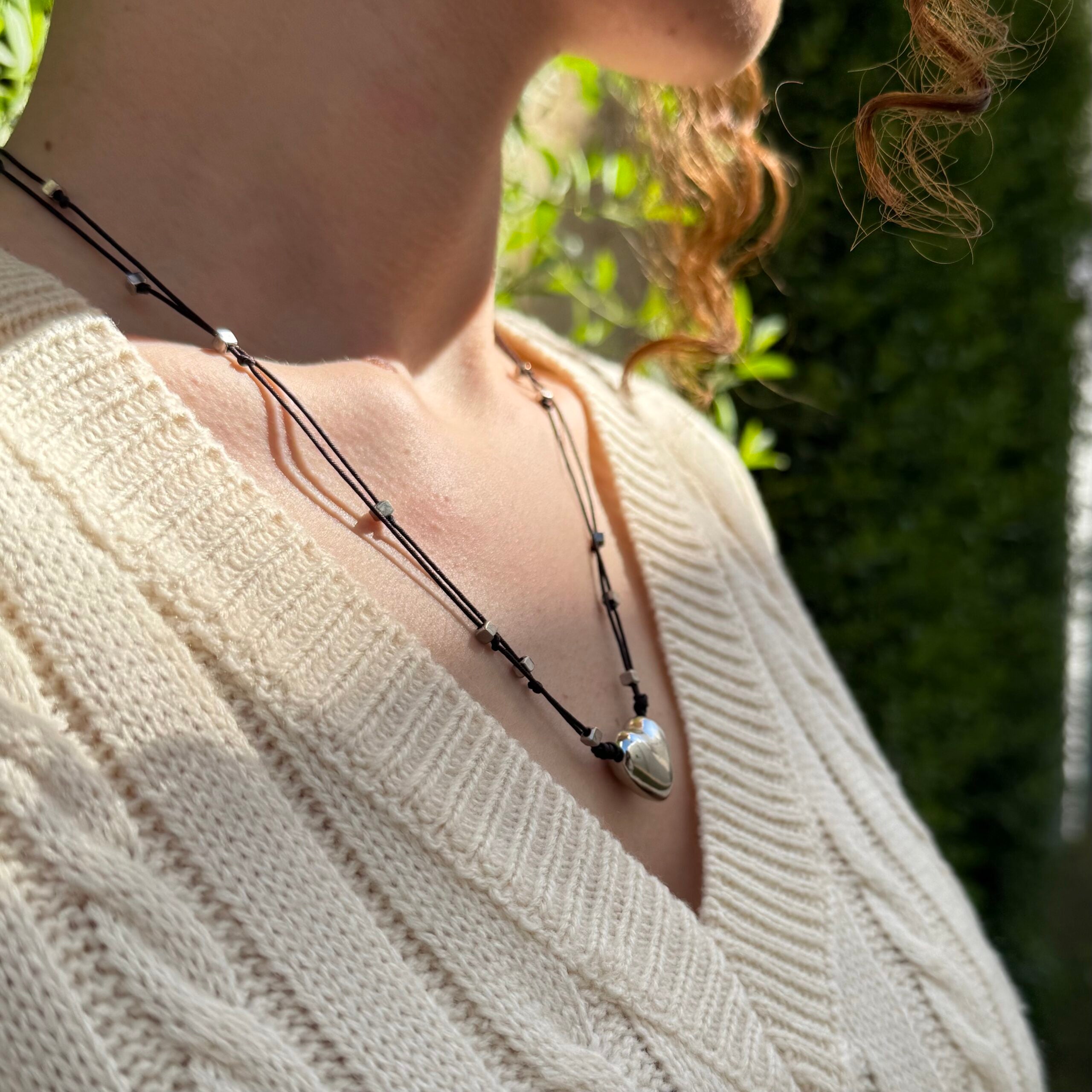 Collier macramé cœur en perles argenté fait main exclusif