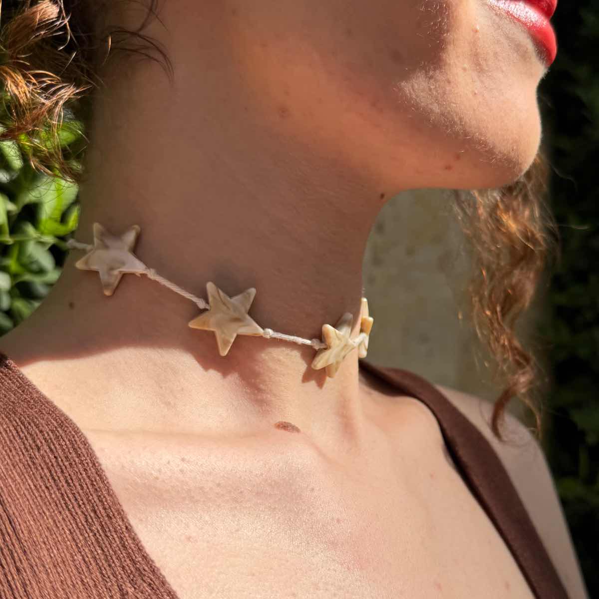 collier étoilé exclusif en blanc et beige pour un look irrésistible