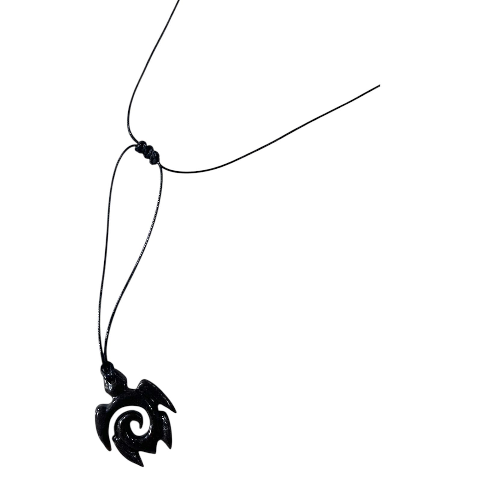 Collier Pendentif Tortue Spirale en Résine – Artisanat Tunisien