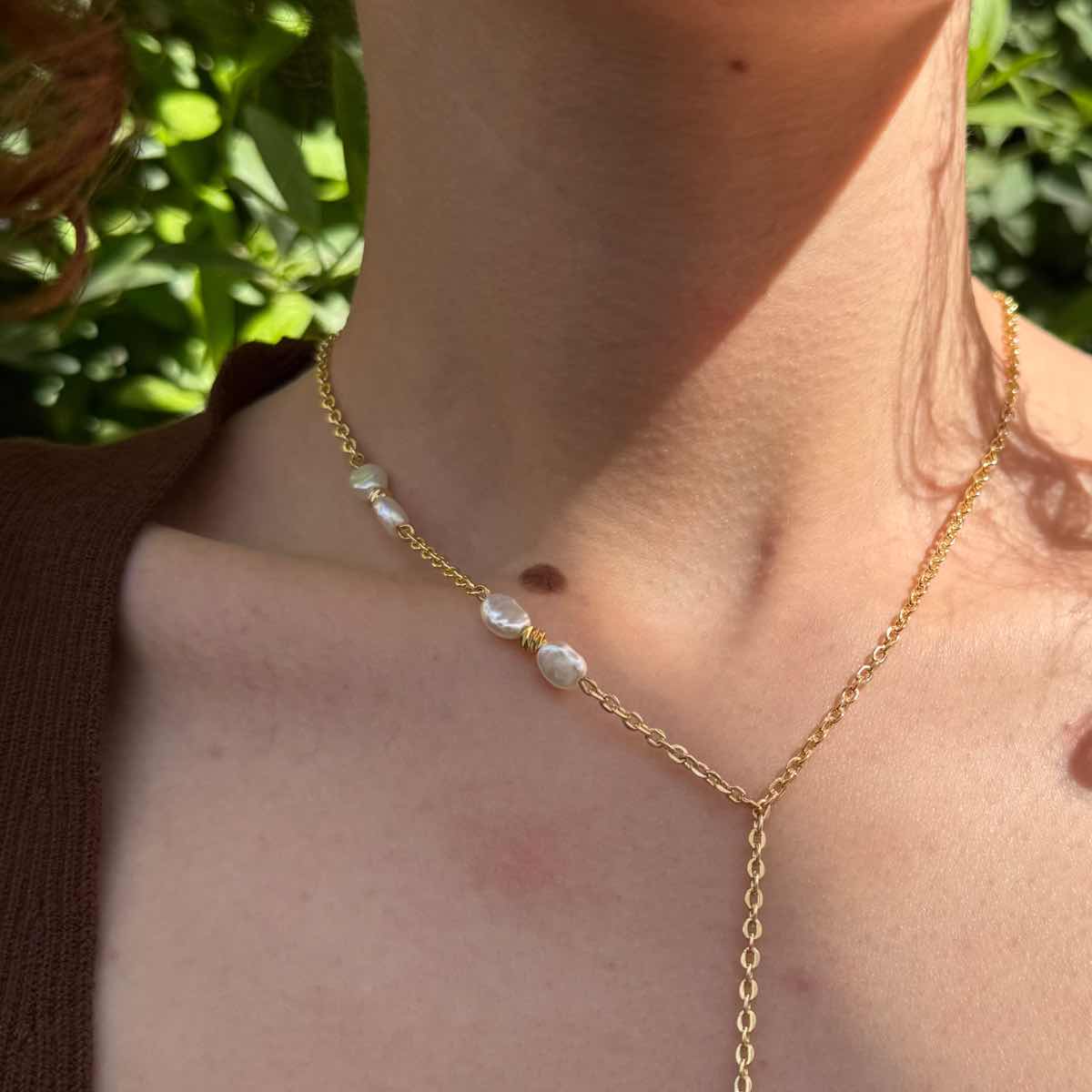 Collier poisson doré avec perles pour un look méditerranéen élégant