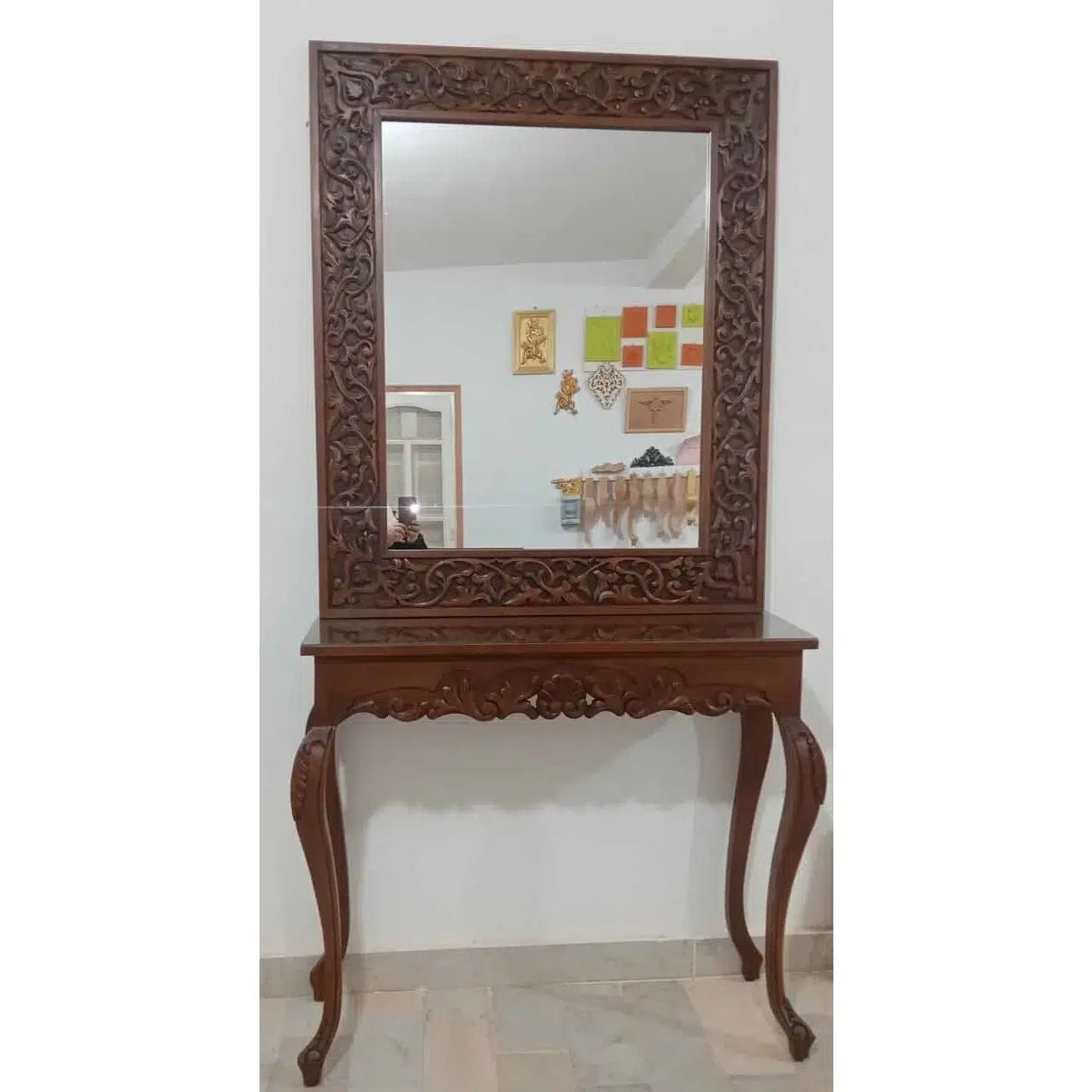 Console en bois sculptée à la main pour un intérieur raffiné