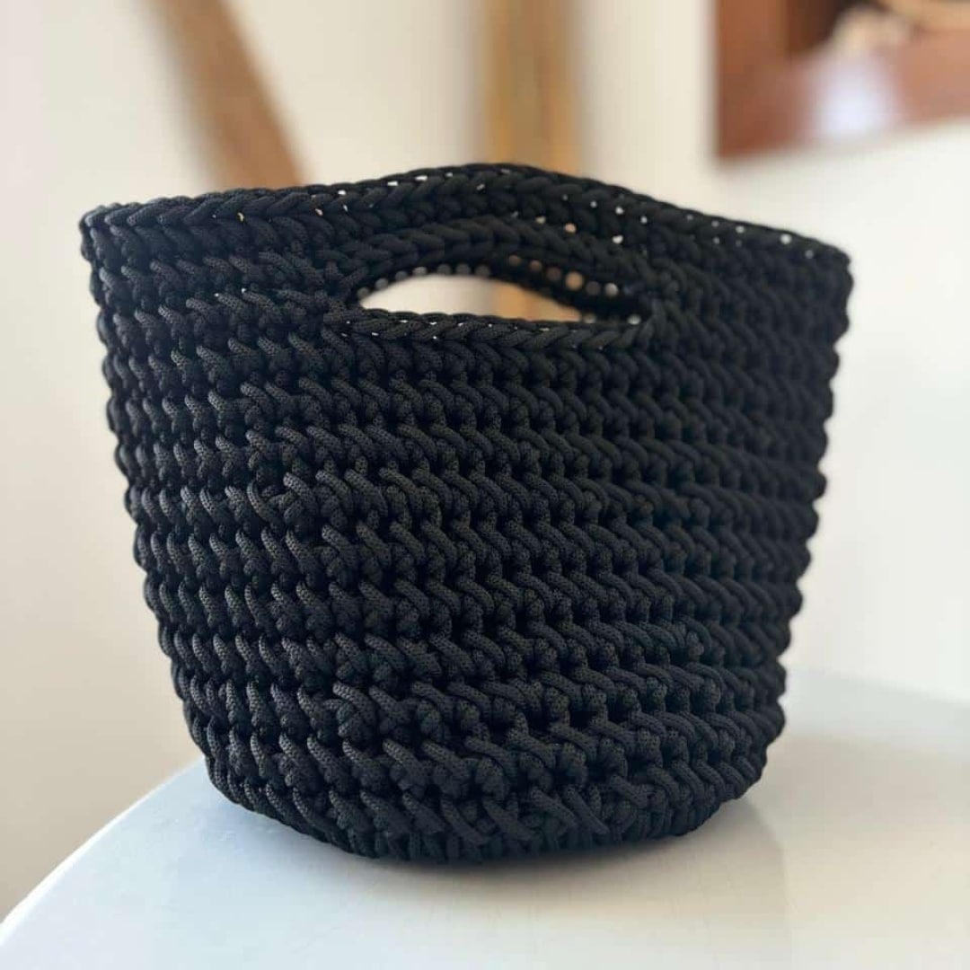 Couffin en crochet noir 100% fait-main (28x23x16 cm) - artisanat Tunisien fait main | ILEYCOM