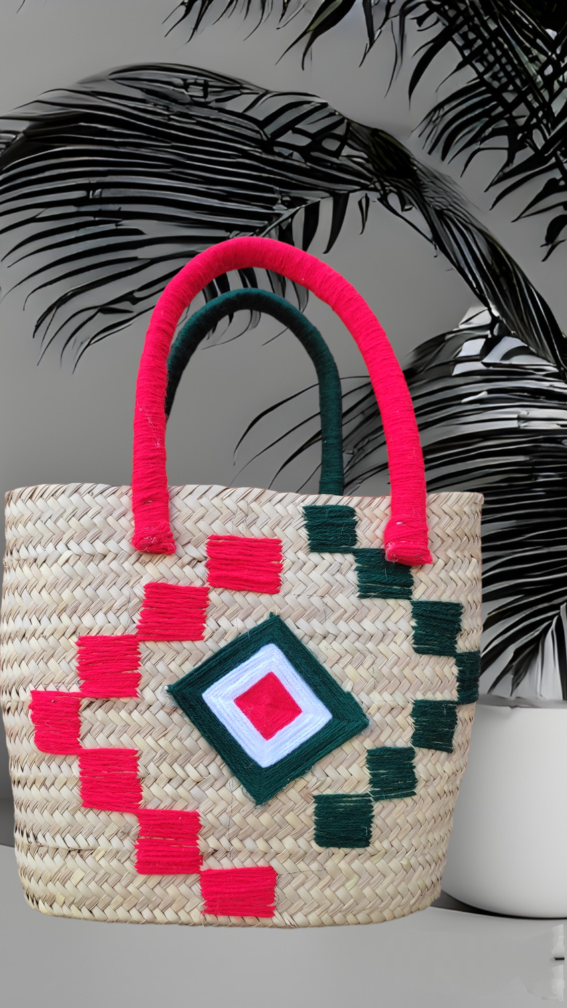 Couffin traditionnel en jonc brodée en rouge et vert 100% fait main - artisanat Tunisien fait main | ILEYCOM