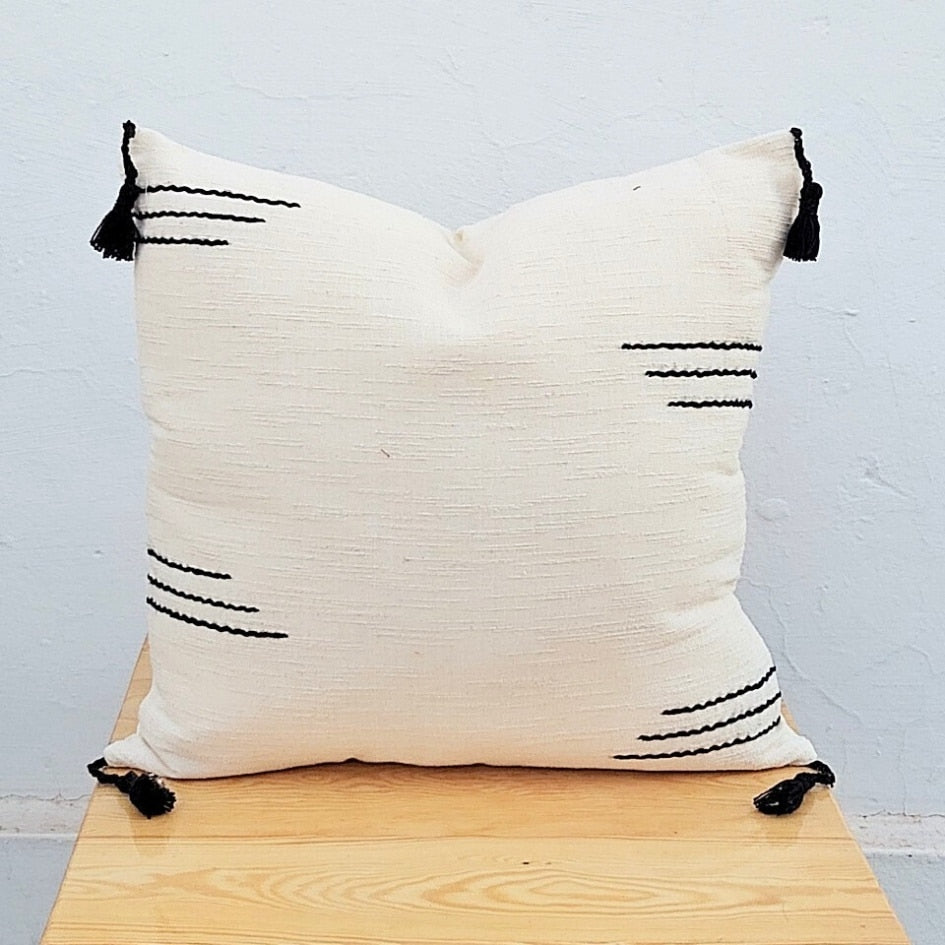 Coussin Beige en Laine avec Motifs Noirs – Artisanal et Écologique - artisanat Tunisien fait main | ILEYCOM
