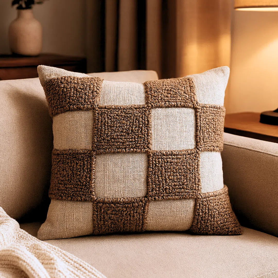 Coussin carré brodé main en carreaux – Tissu doux coloris grège 40x40 cm
