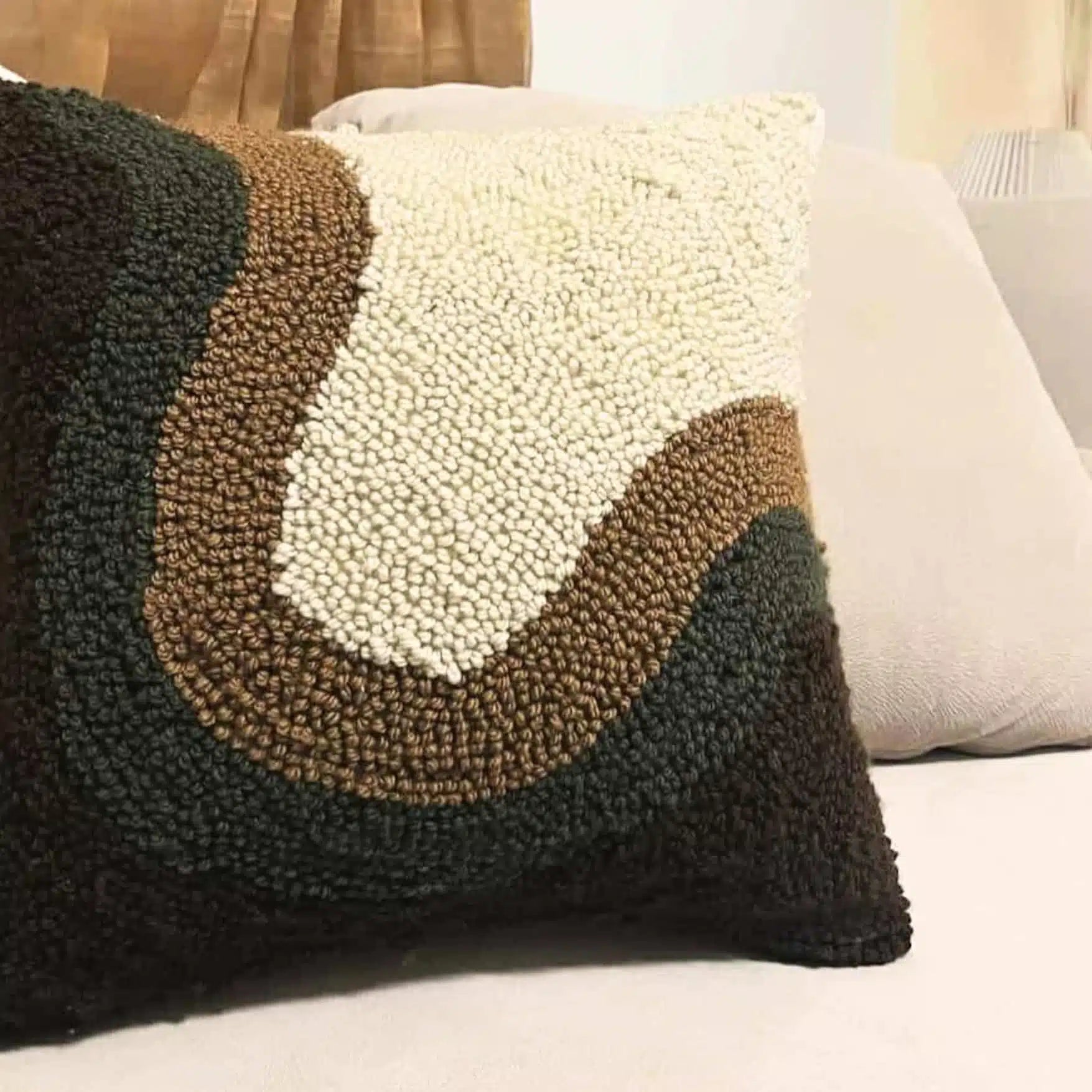 Coussin brodé à la main en coton doux