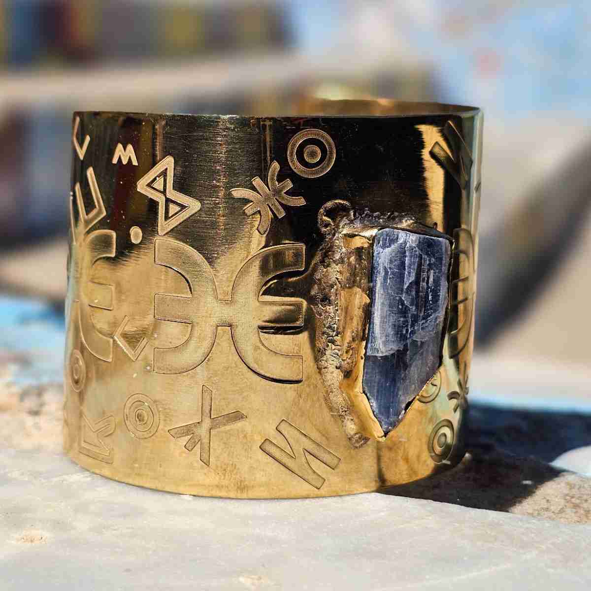 Manchette Amazigh Tazmert Kyanite en cuivre plaqué en or 18 karats