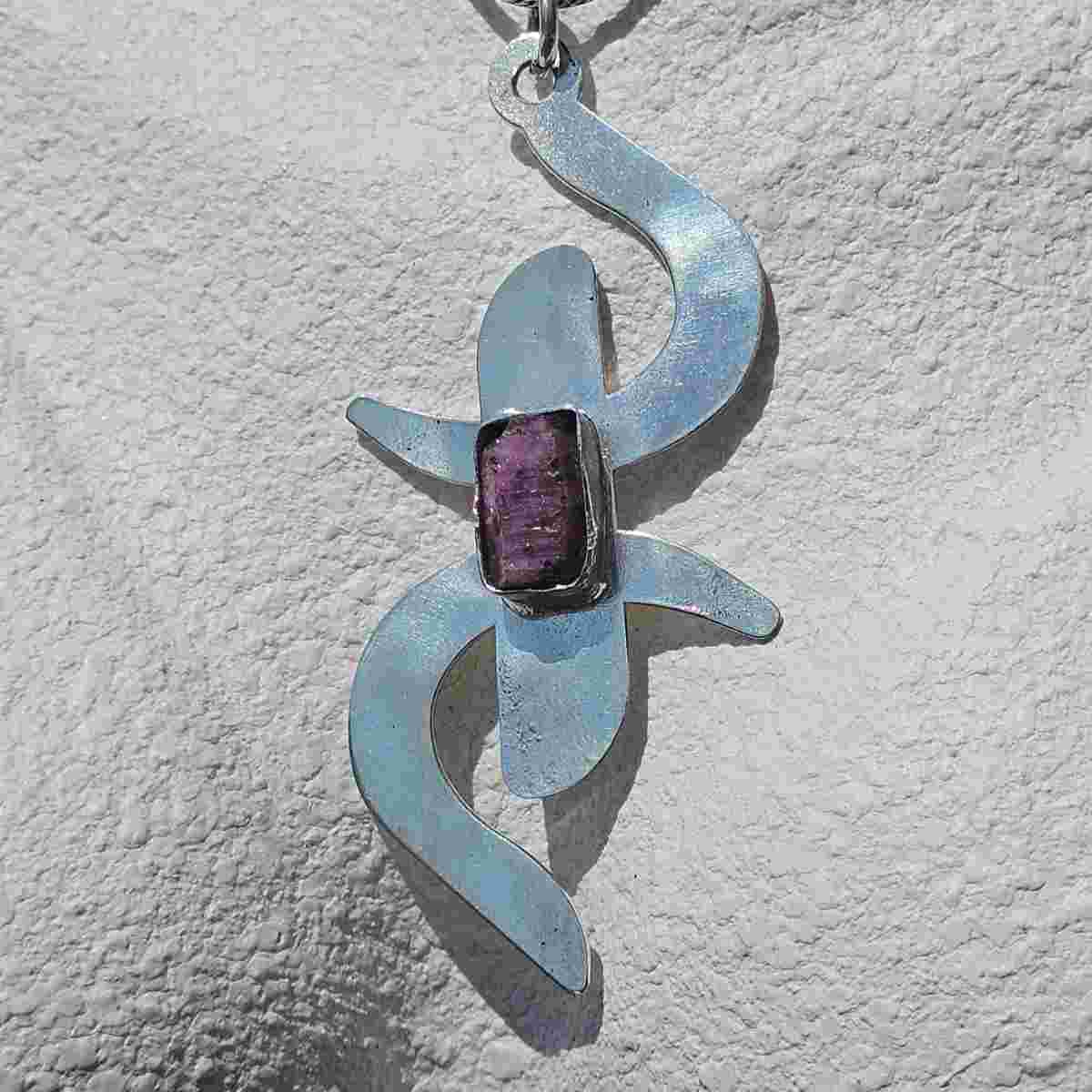 collier Yaz en argent 925 avec ruby brut au milieu, style Amazigh exclusif