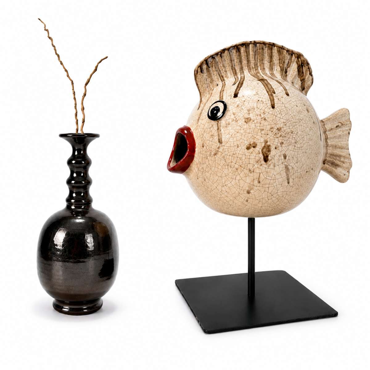 Poisson décoratif en duo avec vase bronze pour déco chic