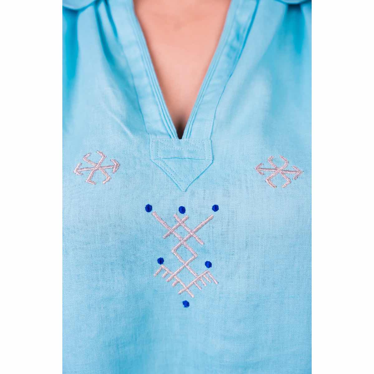 Blouse lin bleu ciel brodée en soie pour un style unique