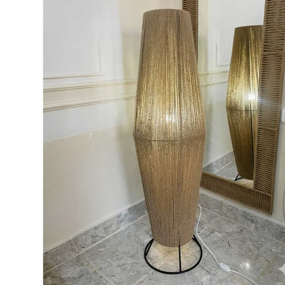 Lampadaire élégant en jute pour un intérieur raffiné