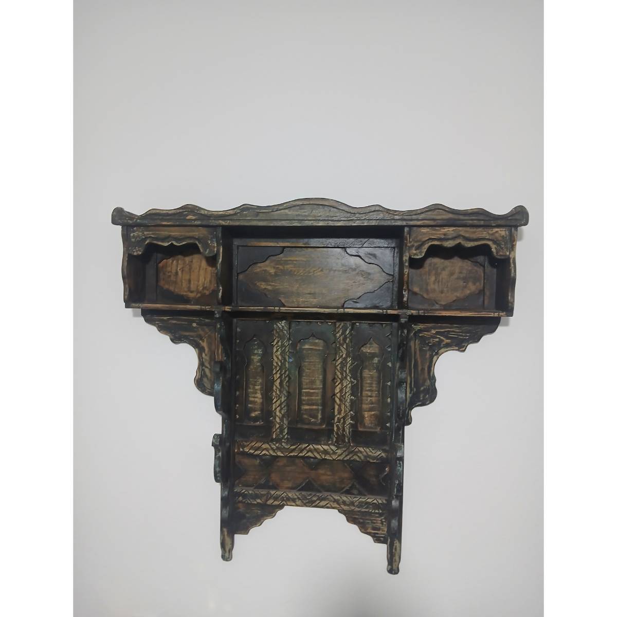 Étagère en bois arabe design unique pour un intérieur raffiné