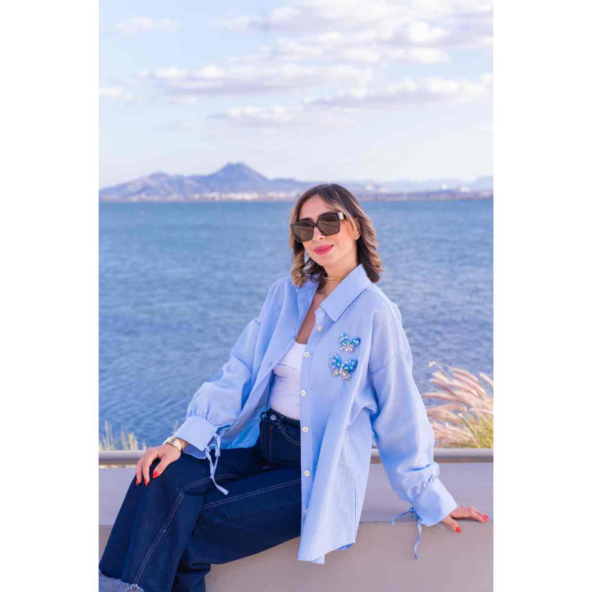 Chemise en bleu ciel brodée à la main - Taille de vêtements M